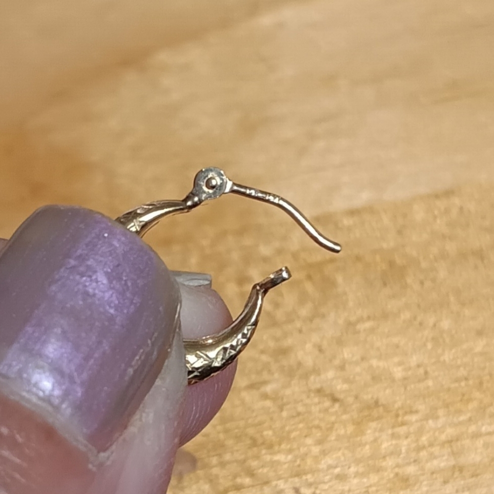 10k Elegant Gold Hoop Earrings. - Picture 3 of 3